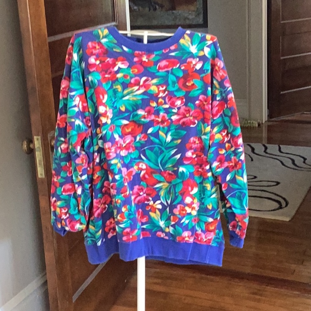 izod  golf sweatshirt. Worn a bunch but in‎ good shape